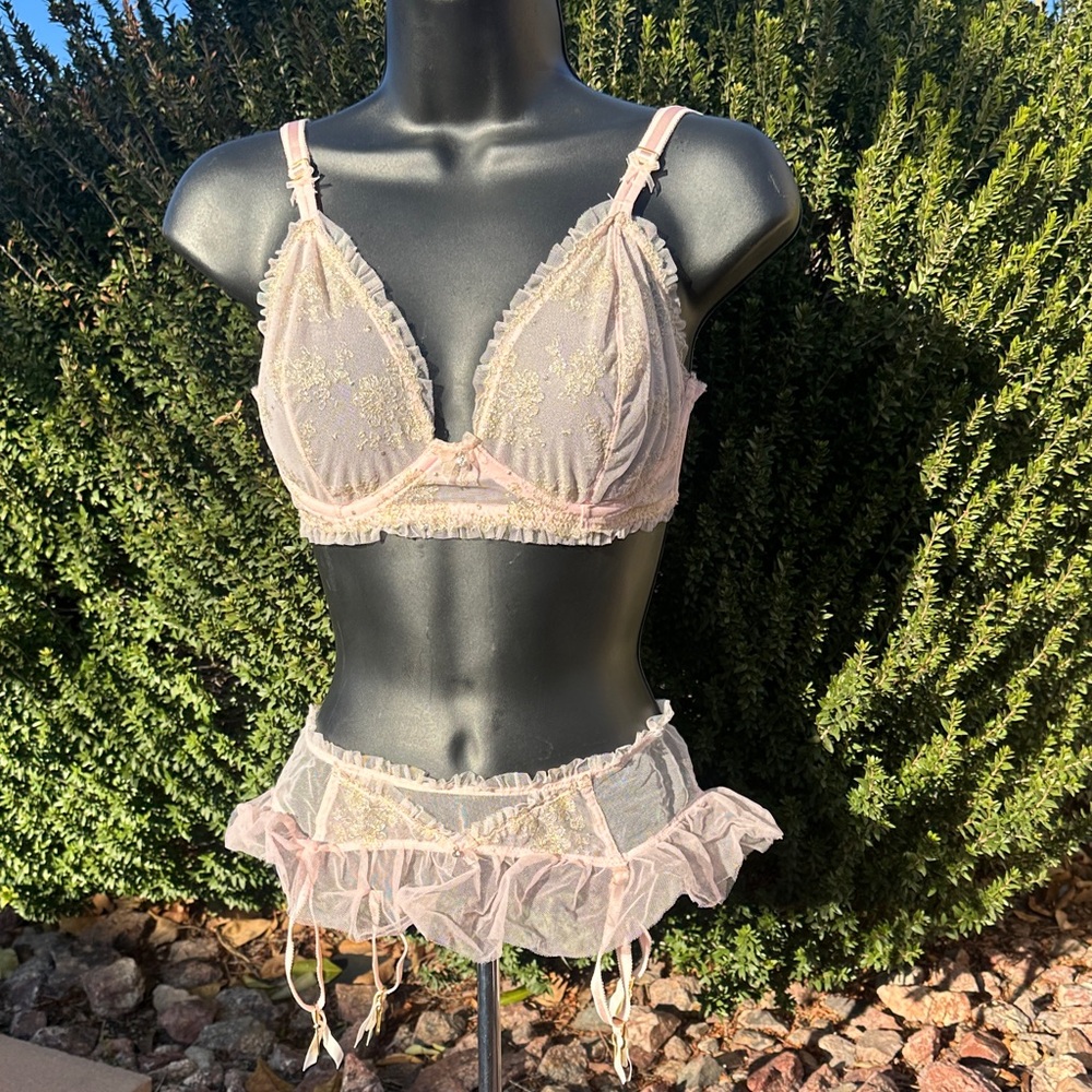 Victoria’s Secret set of bra 34D & gather belt XS/S-both brand new/never used.